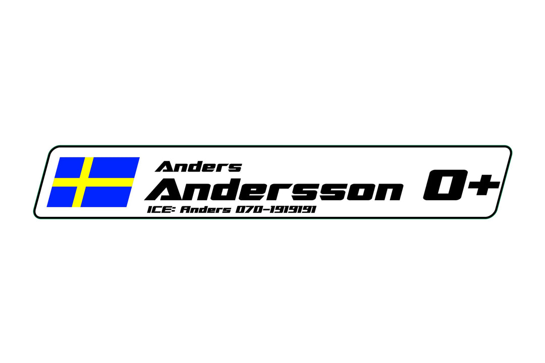 Vit ICE-dekal med svart kontur: svensk flagga, namn i svart text, ICE-telefonnummer och blodgrupp 0+ i stort till höger.