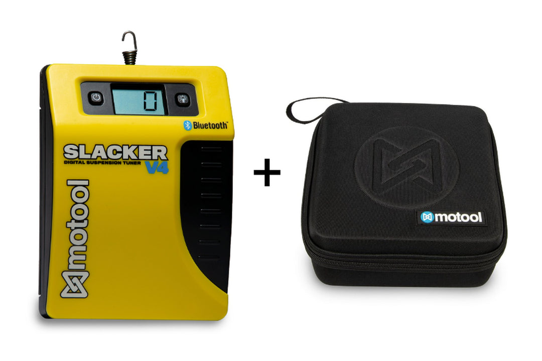 Gult och svart Motool Slacker V4 med display, bredvid en svart ballistic case med dragkedja och bärögla