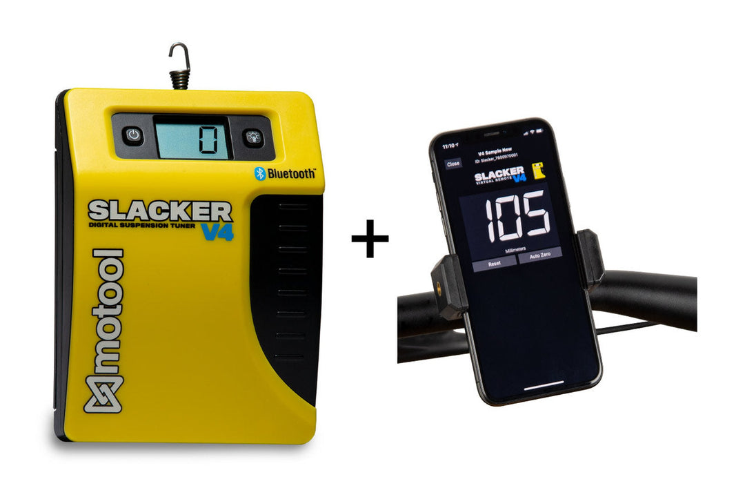 Motool Slacker V4 i gult med display och krok, bredvid en telefon fastsatt i ett svart mobilfäste som visar mätvärdet på skärmen