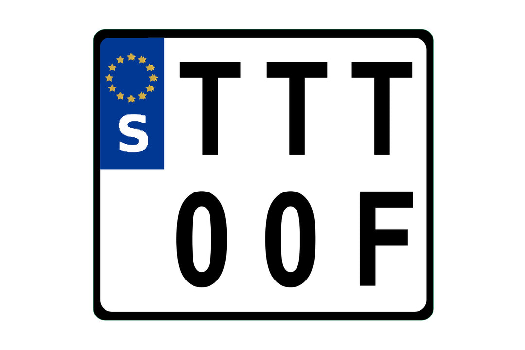 Svensk registreringsskylt för MC i tvåradigt format: vit botten, svarta tecken och blått EU-fält med S.