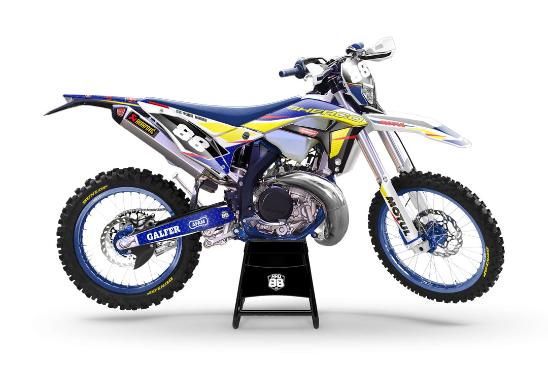 Sherco endurohoj med dekalkitet Stars: blå botten med gula fält, tunna röda linjer och svarta startnummer 88 mot vita fält.